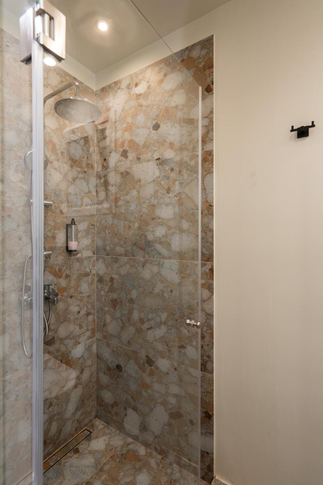 A Place 4U No6 - City Escape With Balcony Lounge & Open Living Space Athen Eksteriør billede